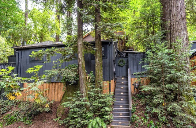 The Black Nest~Elegant Redwood Sanctuary w/5 Stars! WIFI/HotTub/Pup