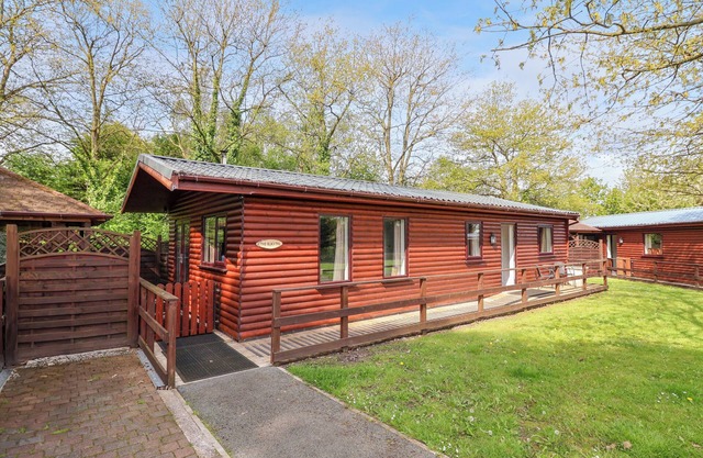 THE BLACKTAIL, pet friendly, with hot tub in St Asaph