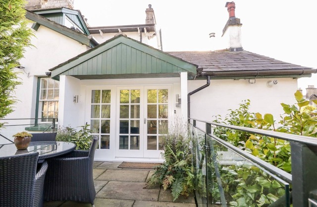 THE BOLT HOLE, romantic, with a garden in Kendal