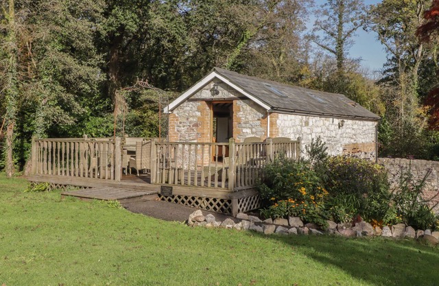 THE BRIDAL ROOM, romantic, luxury holiday cottage in Cardiff