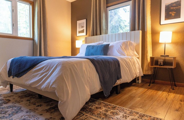 The Bush Pilot House Cozy Retreat with Hot Tub