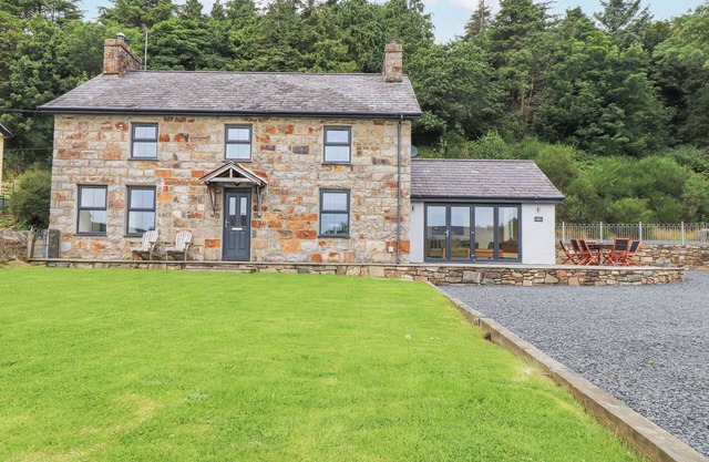 THE COTTAGE, pet friendly, country holiday cottage in Llaniestyn