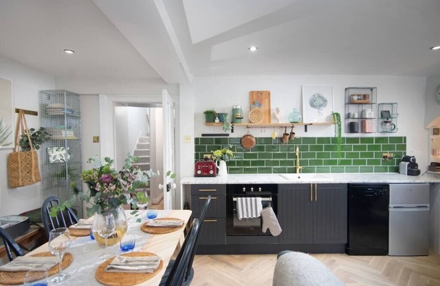 The Courtyard - 2 bed Apt in Georgian Townhouse