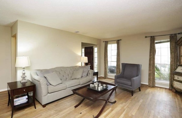 The Daffodil- Entire home - 3 Bedroom, 2.5 bath, large den and yard