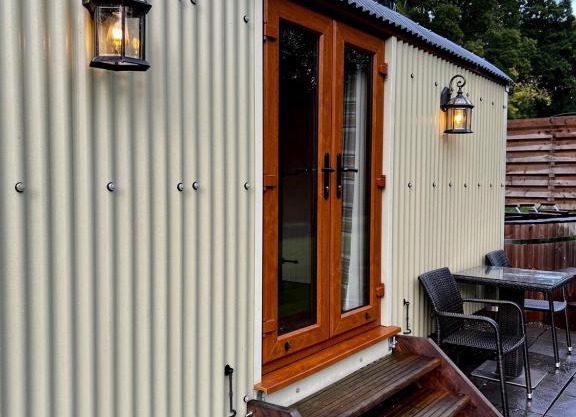 The Daffodil Shepherd's Hut, Primrose
