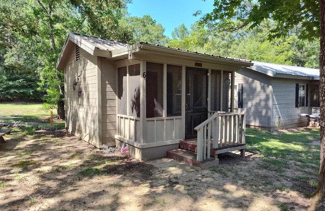 "The Duck Blind" is a comfy, rustic cabin on Lake Sam Rayburn, Tx - (#6)
