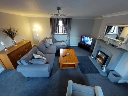 The Farm House Modern spacious 2 bedroom home at Tong road Leeds perfect for contractors free secure parking