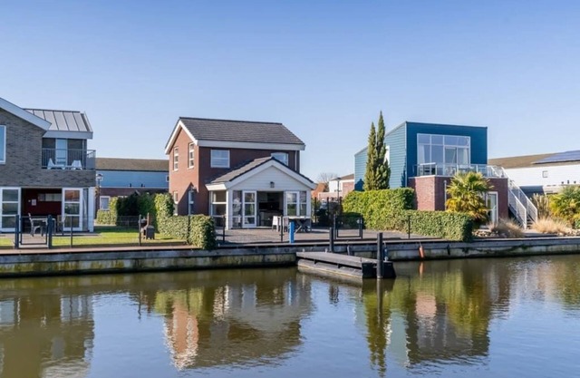 The fishermans lodge! This sturdy, warm island House has a fireplace (gas), small bar to eat and a d