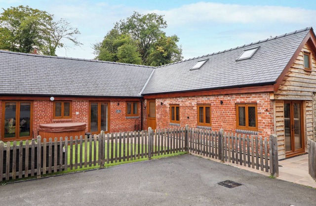 THE GRANARY, pet friendly, character holiday cottage in Montgomery