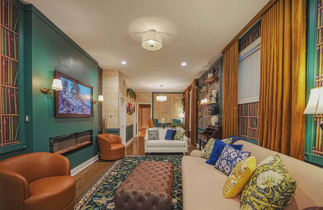 The Grand Vic: Large 5BD/3BA Home +Garagen