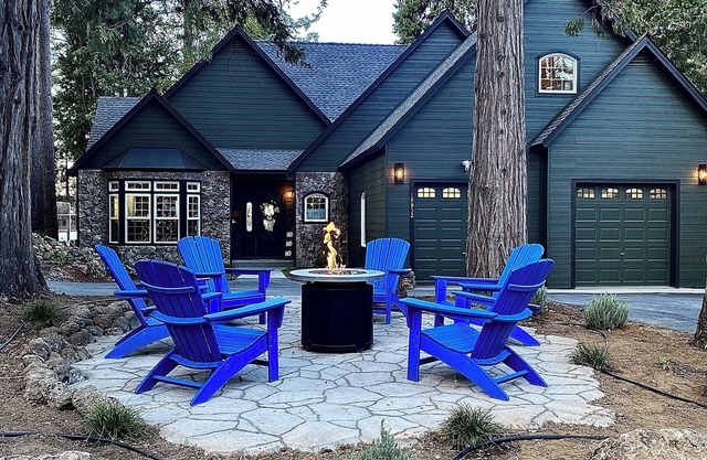 The Grand View- Gorgeous Family Friendly 4 bedroom home with Game Room.