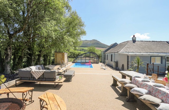 THE KEEPERS LODGE, pet friendly, character holiday cottage in Nefyn