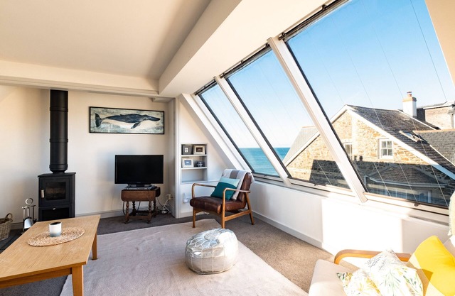 THE LOOKOUT, pet friendly, character holiday cottage in Polzeath