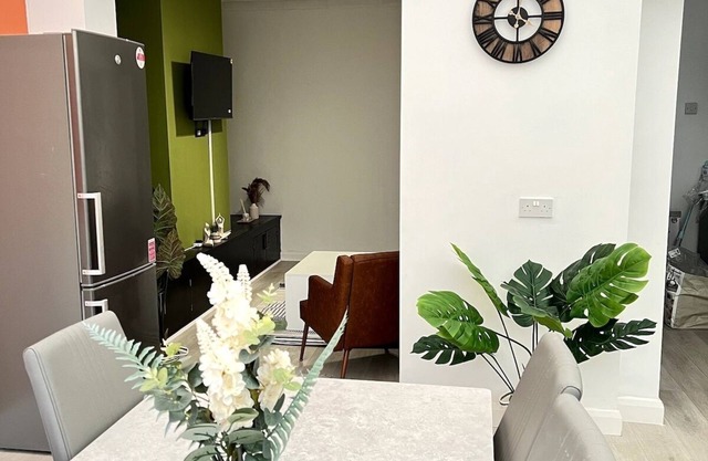 The Lyme Lounge - Spacious & Modern 3 Bed- Parking