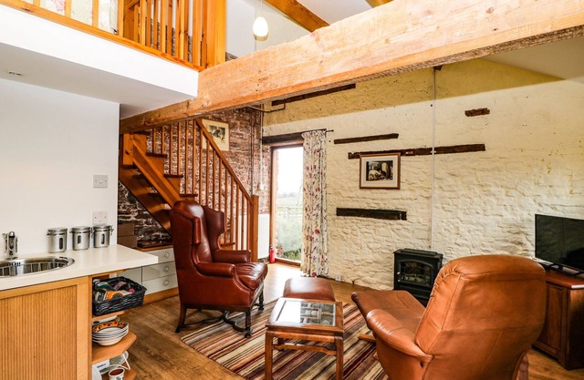 THE NUTSHELL, pet friendly, character holiday cottage in Monmouth