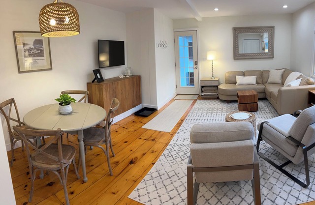 The ocean awaits you - Gerrish Island, Kittery Point 🌊☀️ Walk to a private beach!