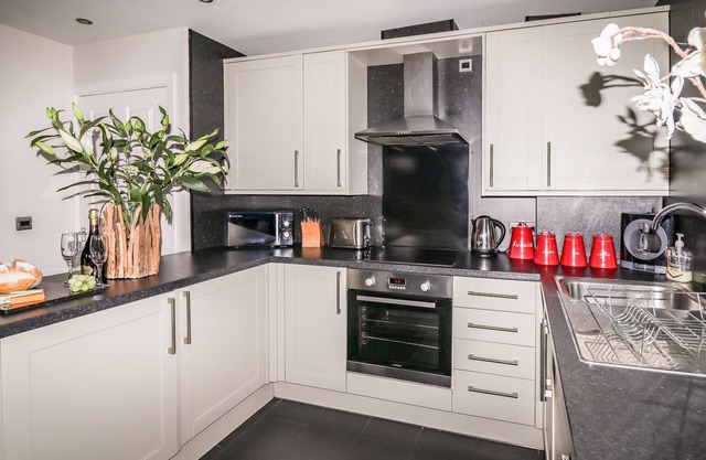 THE RED, pet friendly, with hot tub in St Asaph