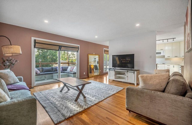 The Rosy Larch | Pet + Family Friendly | Central