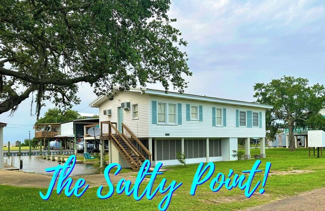 The Salty Point.a waterfront fishing cottage with kayaks, ping pong and more!