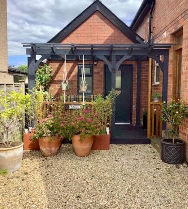 The Snug in Cheltenham, Leckhampton - A Cosy & Unique Space