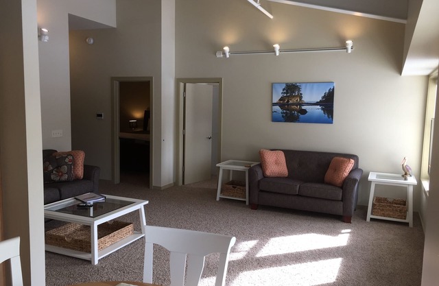 The Staterooms 2J, Directions, Newly Built, Seasonally Heated Pool, Beach Nearby