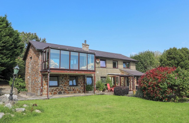 THE WELLINGTON, pet friendly, character holiday cottage in Mynytho