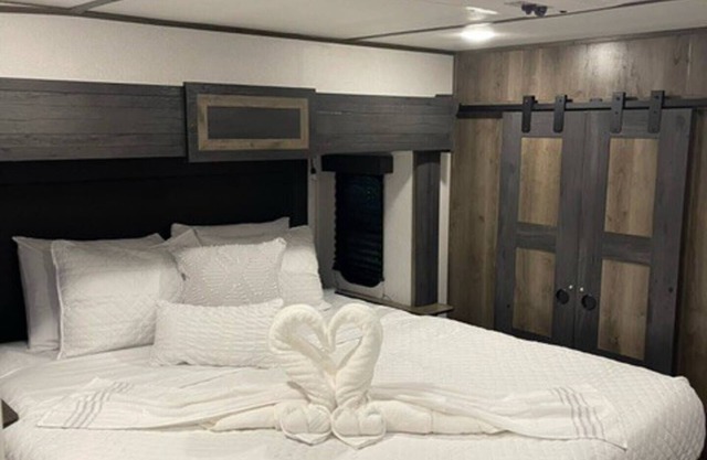 This rv is a 1 bedroom(s), 1 bathrooms, located in Dade City, FL.