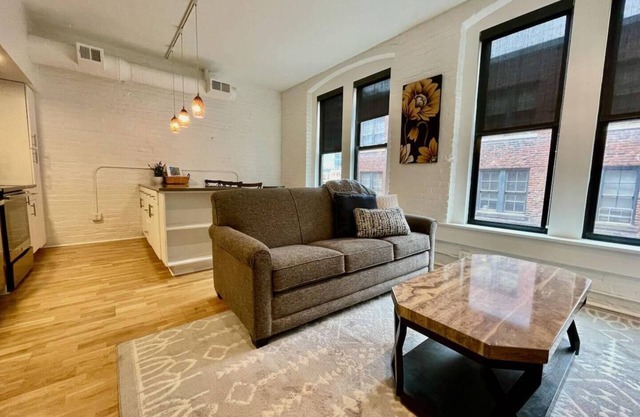 This serviced apartment is a 4 bedroom(s), 4 bathrooms, located in Omaha, NE.