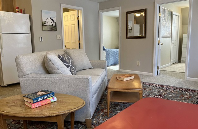 Tidy 2-Bed w/Parking!🚗Wine!🍷UNH👩🏻‍🎓