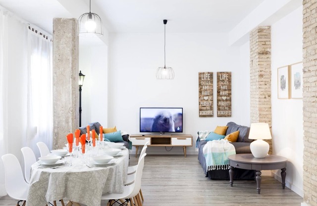 Torres de Serranos Purísima, 4 Bedrooms, 8 Pax, Central Market in Ciutat Vella