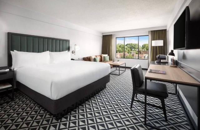 Tower King at Arcadian Hotel! Onsite Dining, Near Fenway Park!