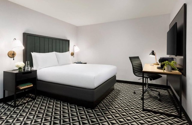 Town House Queen Room at Arcadian Hotel! Close to Coolidge Corner Theatre