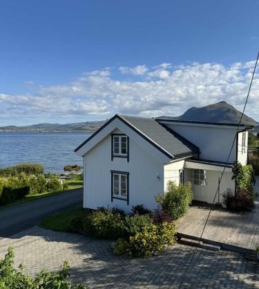 Traditional Nordlandshus in Lofoten - Sea and Mountain View