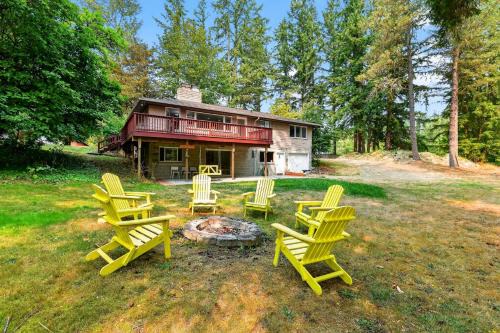Tranquil 4BR Escape Deck, Huge Yard & Nature home