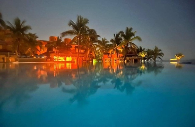 Tranquil Beachfront Villa with Breathtaking Ocean Views, Sunsets & Infinity Pool