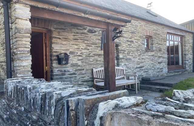 TRELEW, pet friendly, with a garden in Newport, Pembrokeshire