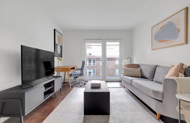 Trendy Bellevue 1BR w/Gym & Roof Lounge, easy commute, by Blueground