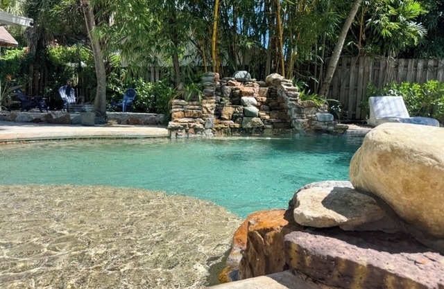 Tropical Retreat Pool 1.5 miles to Beach