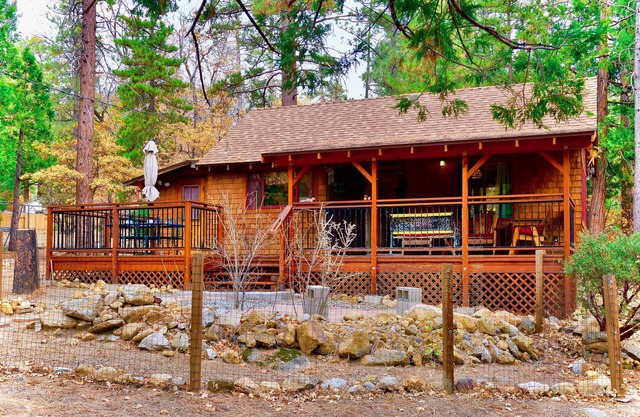 Tuckett Inn: Charming Style Cottage Sleeps Up 4 Guests! NEW LISTING