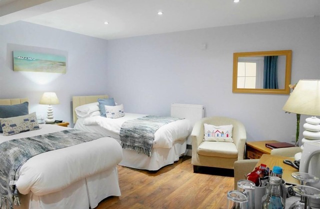 Twin Standard Room Ensuite@Norton House Hotel