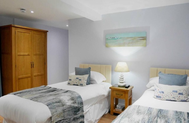 Twin Superior Room Ensuite@Norton House Hotel