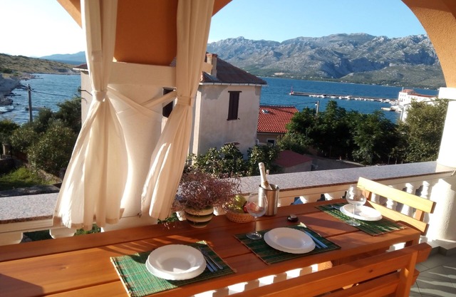 Two bedroom apartment with balcony and sea view Vinjerac, Zadar (A-5824-c)