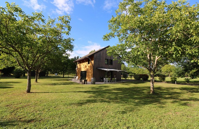 TWO RENOVATED TABACCO BARNS WITH HEATED POOL, AC & SPEED WIFI - river 800m away