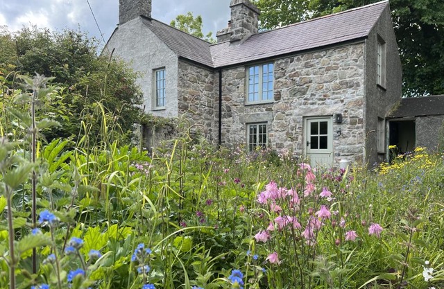 TY CAPEL ABERSOCH beaches, comfy beds, super Wi-Fi, TV, wood fires, garden, bbq