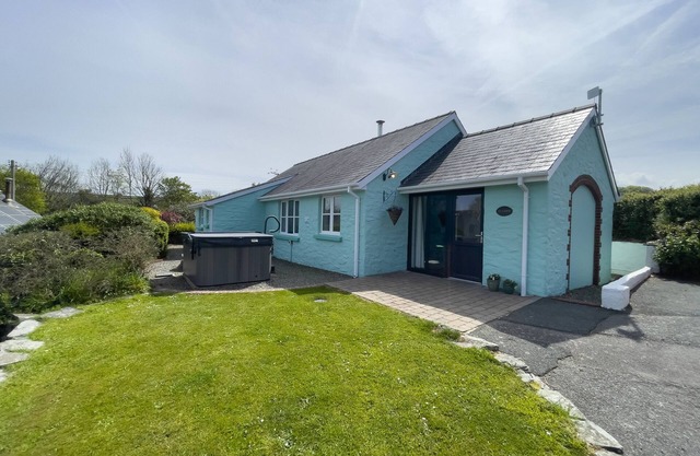 TY COED @ CANLLEFAES, pet friendly, with pool in Cardigan