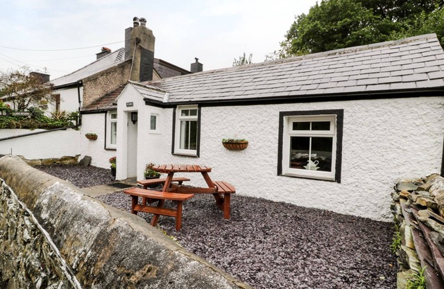 TY COED, pet friendly, character holiday cottage in Llanberis