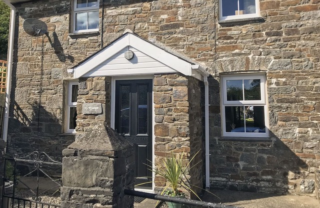 TY FFYNNON, pet friendly, with open fire in New Quay