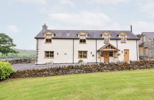 TY GWYN, family friendly, luxury holiday cottage in Llangwm