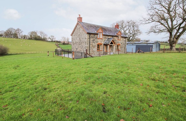 TY GWYN, pet friendly, with hot tub in Llanfair Caereinion