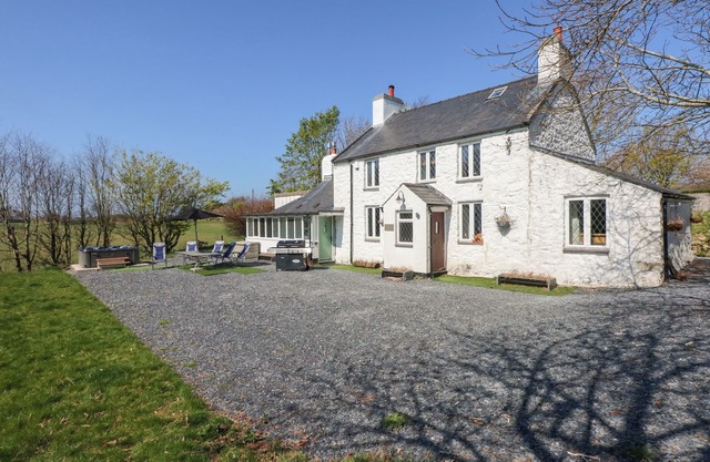 TY'N PWLL FARM, pet friendly, character holiday cottage in Nefyn